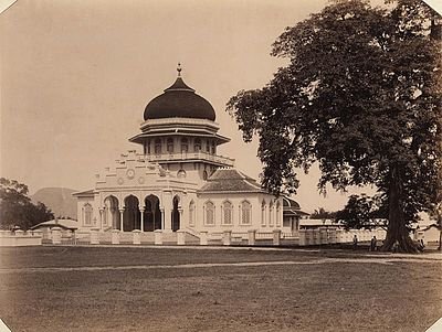 Masjid raya baiturrahman merupakan peninggalan dari kerajaan